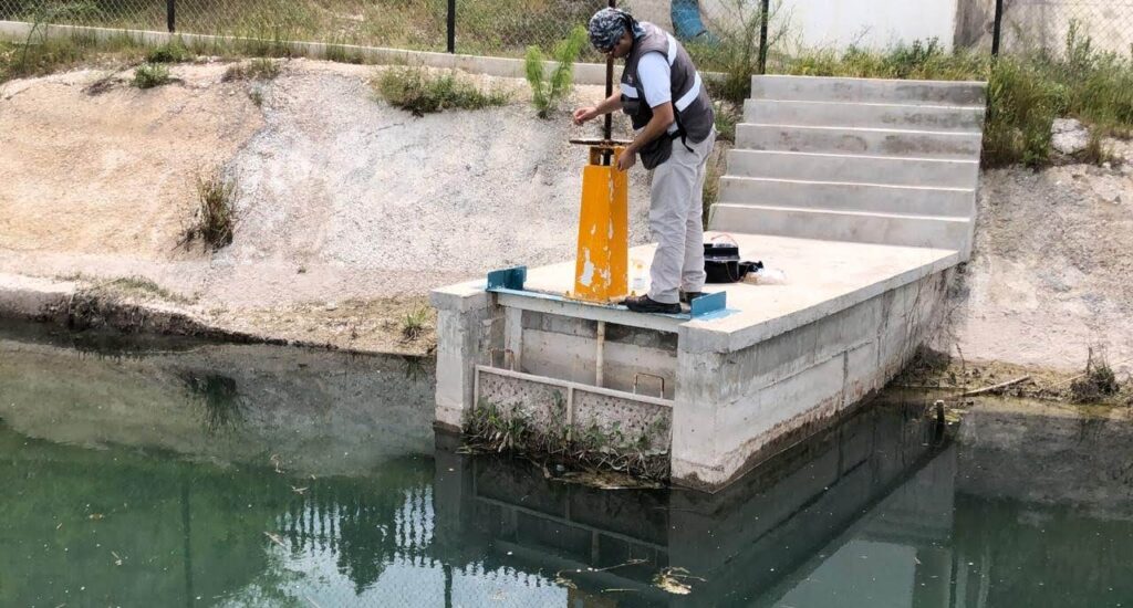 tecnico abriendo valvula de agua